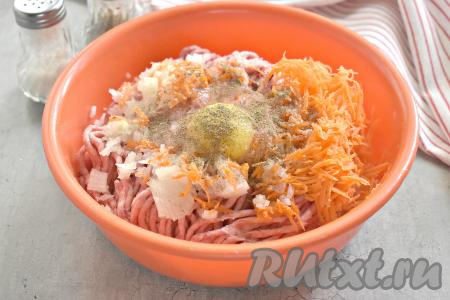 По вкусу солим и перчим, хорошо вымешиваем фарш.