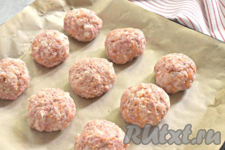 Немного смачиваем ладони холодной водой и формируем круглые тефтели. У меня получилось 10 штук. Тефтели перекладываем на противень, застеленный пергаментом (или фольгой, или специальным ковриком для выпечки) или в жаропрочную форму и ставим в разогретую духовку. Запекаем тефтели без подливы минут 30-35.