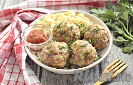 Тефтели, запечённые в духовке без подливы, получаются вкусными, румяными, аппетитными, к столу подаём их горячими с гарниром (например, макаронами, картофельным пюре) и любимым соусом.