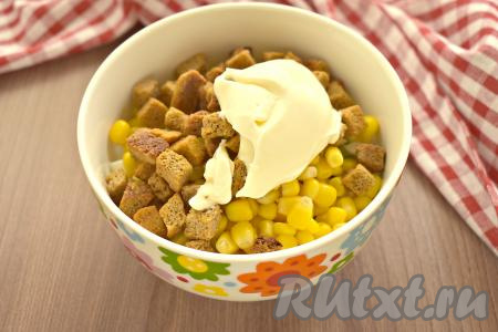 Заправляем салат любимым майонезом.