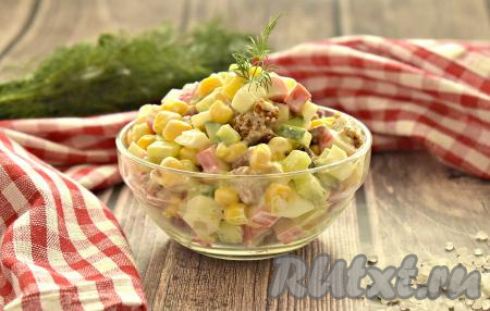 Вкусный, яркий, достаточно сытный салат с крабовыми палочками, огурцом, сухариками и кукурузой сразу же подаём на стол. Кстати, вместо крабовых палочек можно использовать крабовое мясо.