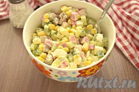 Пробуем получившийся салат на вкус, если нужно, то досаливаем.