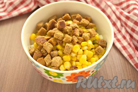 Сухарики добавляем в салат непосредственно перед подачей.