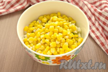 Консервированную кукурузу откидываем на сито (или дуршлаг), чтобы слить сок из банки. Перекладываем кукурузу в миску с крабовым салатом. Если вы не планируете сразу подавать салат к столу, тогда на этом этапе перемешайте его и поставьте в холодильник.