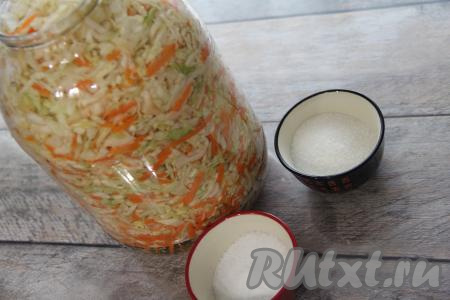 В трёхлитровую банку выложить капусту с морковью, хорошо утрамбовывая овощи в банке.