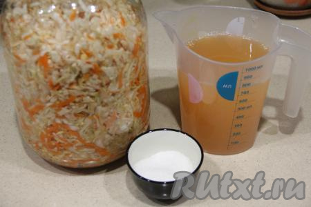 Как только капуста перестанет выделять сок, значит она готова. Продолжительность брожения зависит от температуры на кухне. У меня капуста стояла три дня. Слить весь сок из банки в отдельную ёмкость. В ёмкость с рассолом, слитым из банки, всыпать сахар и хорошо перемешать (до полного растворения сахара). Влить рассол обратно в банку и закрыть баночку капроновой крышкой. Поставить банку с квашеной капустой в холодильник на сутки.&nbsp;