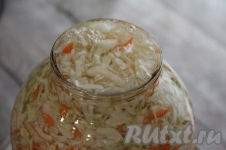 Влить фильтрованную воду (или кипячёную воду комнатной температуры, или родниковую воду). Пока вливаем воду, соль растворится и равномерно распределится в банке. Воду влить по край горлышка.