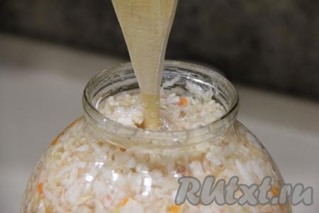 Банку поставить в глубокую тарелку, так как капуста начнёт бродить и будет выделяться сок. Оставить капусту в банке кваситься на 2-3 дня на кухонном столе при комнатной температуре. Баночку сверху можно прикрыть марлей. В первые сутки выделится много сока. На поверхности появятся пузырьки. Капуста всё время должна быть покрыта соком, выделяющимся в процессе брожения. 2-3 раза в день, пока капуста квасится при комнатной температуре, нужно протыкать капусту с помощью деревянной палочки (или черенка от шумовки) в нескольких местах, доходя до дна банки, - благодаря этим действиям будет выходить воздух, а значит готовая капуста не будет горчить.