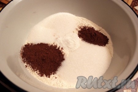 Соединить муку, сахар, какао, разрыхлитель и перемешать.