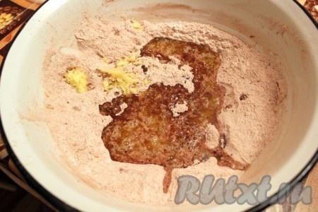 Маргарин растопить, имбирь натереть и добавить к остальным ингредиентам.
