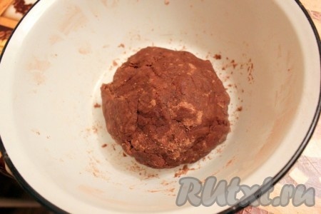 Быстро замесить песочное тесто.