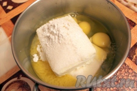 Для приготовления начинки для песочного пирога нужно соединить творог, сахар, ванильный сахар, крахмал, яйца и растопленное сливочное масло и тщательно перемешать в однородную массу.