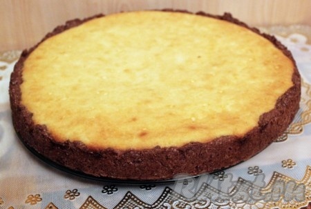 Выпекать в разогретой духовке при 180 градусах около 40 минут, но время зависит от духовки, толщины теста и высоты начинки.
