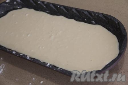Поверх шоколадного теста равномерно выложить творожную начинку.&nbsp;