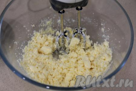 Взбить масло с сахаром с помощью миксера в течение 4 минут.