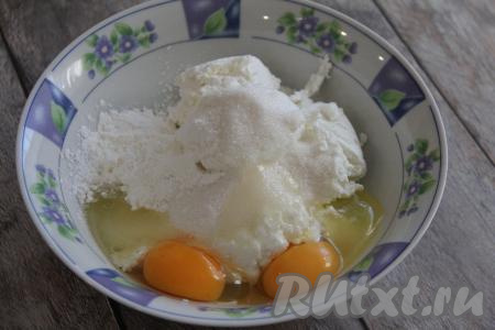 Для приготовления творожной начинки нужно в объёмной миске соединить творог, крахмал, яйца и сахар, перемешать венчиком (или столовой ложкой). Если начинка будет очень густой (всё зависит от консистенции творога), тогда добавьте 1-2 столовых ложки сметаны любой жирности. Начинка должна получиться, напоминающей сметану средней густоты.&nbsp;