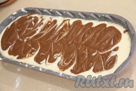 Выложить вторую часть шоколадного теста на творожную начинку. Я нарисовала на шоколадном тесте разводы зубочисткой.