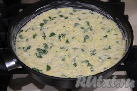 Картофельно-сырную массу переложить в сковороду и разровнять. 