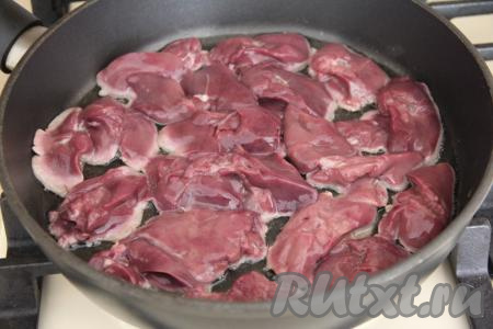 В сковороду влить 2 столовых ложки растительного масла, выложить куриную печень в один слой. 