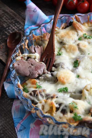 Вкусную, сочную куриную печень, приготовленную поду шубой из помидоров и сыра, к столу подать в горячем виде с гарниром на ваш выбор.