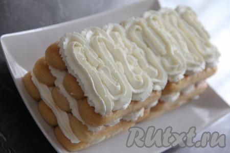 Покрыть верх десерта кремом. Дать пропитаться лимонному тирамису пару часов в холодильнике.