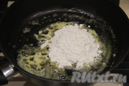 Всыпать муку и обжарить её, постоянно перемешивая, до получения однородной массы.&nbsp;