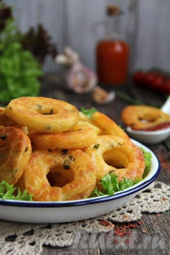 Нежные, вкусные, аппетитные картофельные кольца подать к столу. 