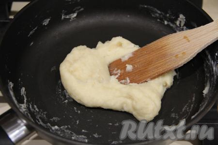 Влить воду комнатной температуры и перемешать, тщательно вмешивая её в мучную смесь. У нас получится нежная и пластичная заварная масса, напоминающая тесто.