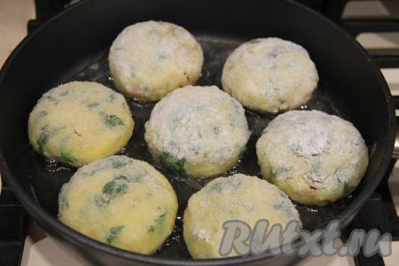 В сковороду влить масло и выложить зразы.