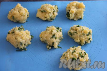 Картофельную массу и начинку из сосисок с луком разделить на 7 частей (всего у нас получатся 7 зраз).