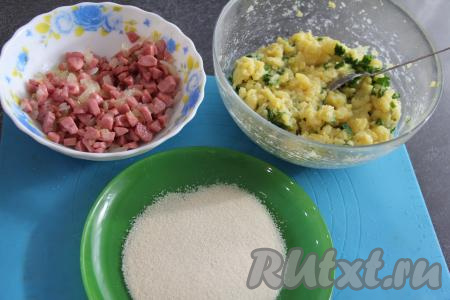 Панировочные сухари насыпать на плоскую тарелку.