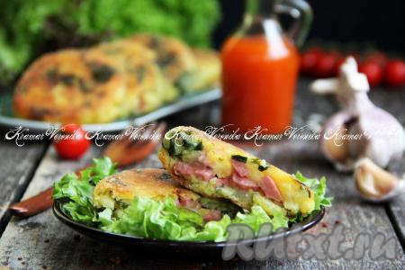 Сытные, аппетитные картофельные зразы с сосисками переложить со сковороды на тарелку и подать к столу в горячем виде с любым соусом, сметаной или овощным салатом. Блюдо получается очень нежным и вкусным, попробуйте!