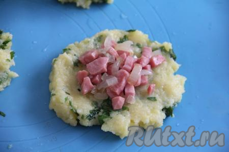 Из каждой части картофельной массы сформировать лепёшку и выложить в середину часть начинки из лука и сосисок, сформировать картофельную зразу с начинкой внутри.