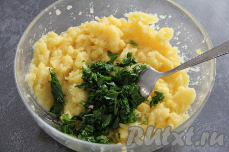 Зелень мелко нарезать и добавить в картофельному пюре, перемешать картофельную массу.