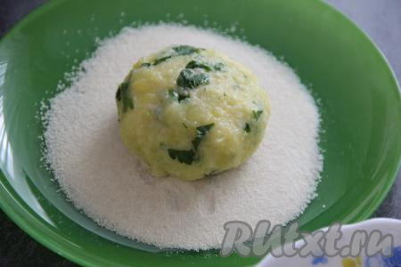 Обвалять сформированные картофельные зразы с сосисками в панировочных сухарях со всех сторон. Вместо сухарей можно использовать муку.