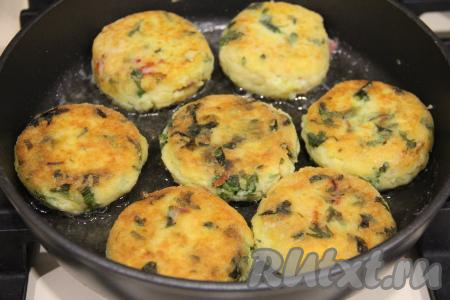 Жарить зразы с двух сторон на среднем огне до золотистого цвета (примерно по 2-3 минуты с каждой стороны).