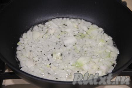  В сковороду влить растительное масло, выложить мелко нарезанный лук, обжарить его на среднем огне, иногда помешивая, до прозрачности (в течение минут 5-6).