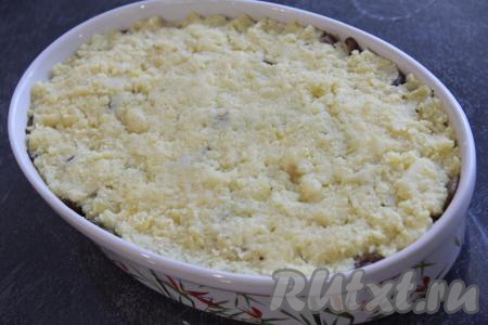 Последним слоем выложить оставшуюся картошку и разровнять. Поставить форму в разогретую духовку и запекать минут 15 при температуре 200 градусов.