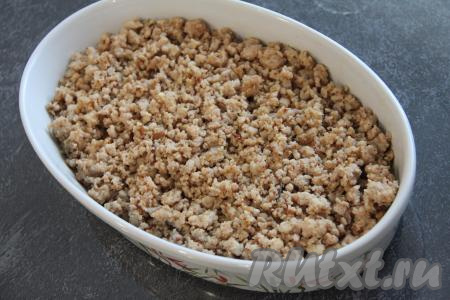 Выложить поверх картошки обжаренный фарш.