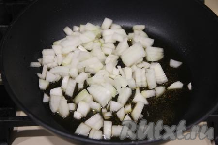 В другой сковороде обжарить на растительном масле мелко нарезанный лук до прозрачности (в течение 3-4 минут) на среднем огне, не забывая его иногда перемешивать.