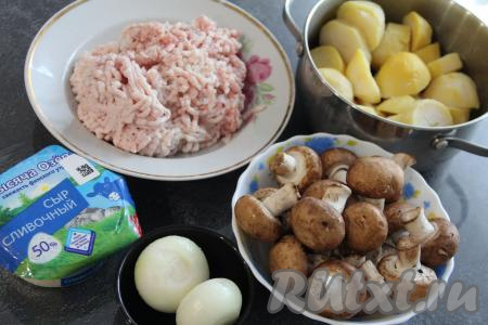 Подготовить продукты для приготовления картофельной запеканки с фаршем и шампиньонами. Для получения фарша нужно кусочек мяса (у меня - достаточно жирная свинина) пропустить через мясорубку, но можно взять и покупной фарш. Лук почистить. Шампиньоны промыть водой, убирая загрязнения. Картошку очистить, переложить её в кастрюлю, залить полностью водой, поставить на огонь, после закипания подсолить и варить до полной готовности (обычно на это уходит минут 25-30, но многое зависит от сорта и величины картошин).