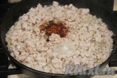 В конце жарки посолить и добавить специи по вкусу (я взяла специи для свинины и паприку), снять с огня, дать немного остыть.