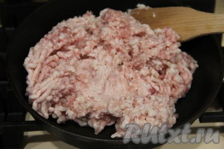 На сковороде прогреть растительное масло, выложить фарш и на среднем огне обжарить его до изменения цвета (я обжаривала в течение минут 15), разбивая комочки мяса.
