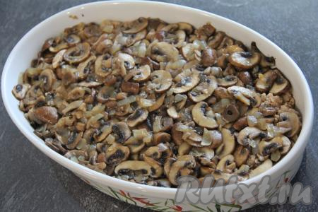 Затем выложить обжаренные шампиньоны с луком.