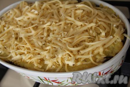 Затем достать форму и посыпать запеканку натёртым сыром. Поставить обратно в духовку ещё на 10 минут.