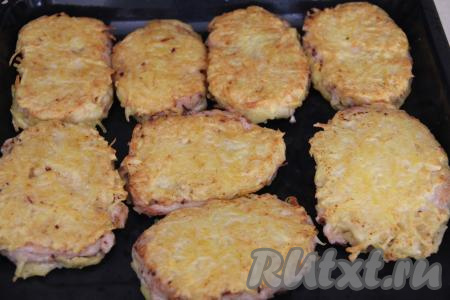 Переложить обжаренные отбивные "Медвежья лапа" на противень (или в жаропрочную форму). Поставить в разогретую до 200 градусов духовку.