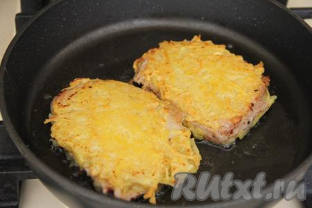 В сковороду влить масло и разогреть. Выложить отбивные, покрытые картофельной шубой, на сковороду. Обжарить с двух сторон на среднем огне до лёгкого золотистого цвета. Главное, чтобы хорошо схватилась картофельная корочка.