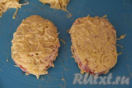 Каждую отбивную покрыть картофельной шубой с двух сторон.