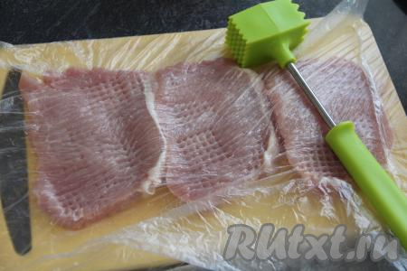 Кусочки свинины отбить с двух сторон кулинарным молоточком (я перед отбиванием накрываю мясо целлофановым пакетом). Посолить мясо по вкусу.