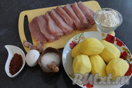Подготовить продукты для приготовления отбивных "Медвежья лапа". Картошку почистить. Мякоть свинины нарезать на кусочки толщиной 1,5 сантиметра.